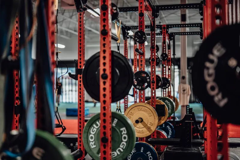 Sala de pesas y máquinas de un gimnasio